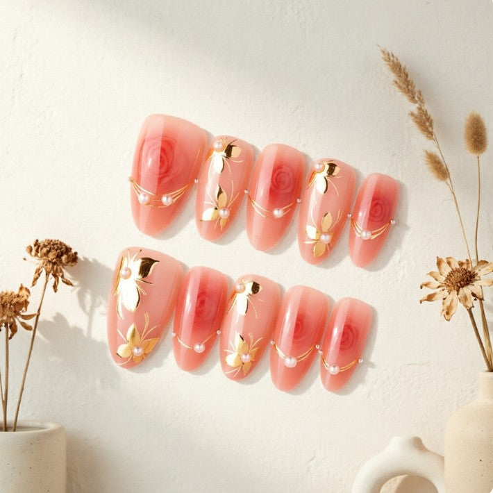 Kunstvolle Nagelspitzen mit Elegantem Goldschmuck Karnz