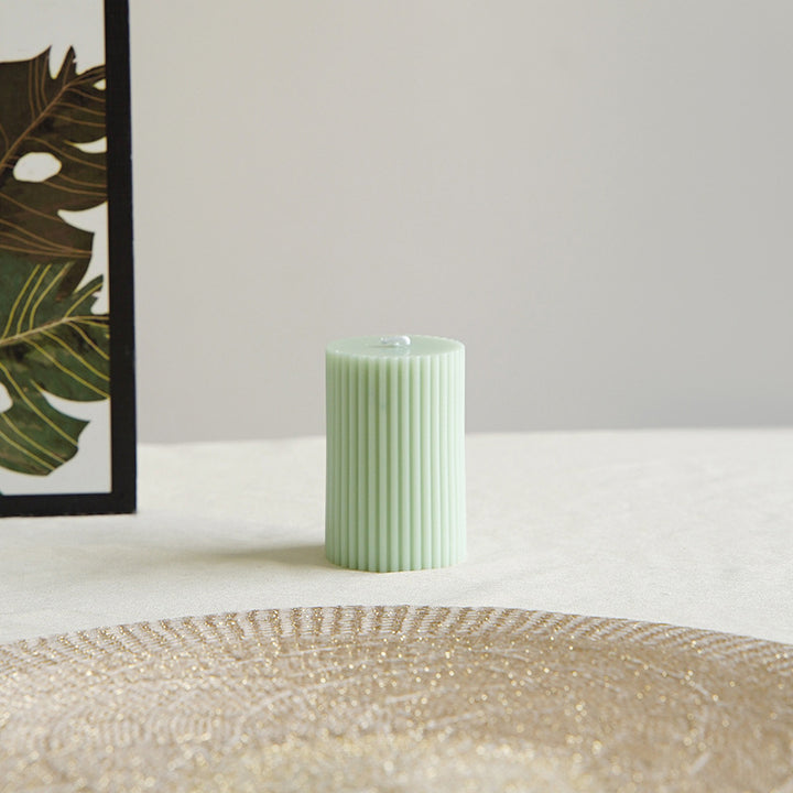 Ribbed Säulenpfeilerkerze mit Glasständerhalter