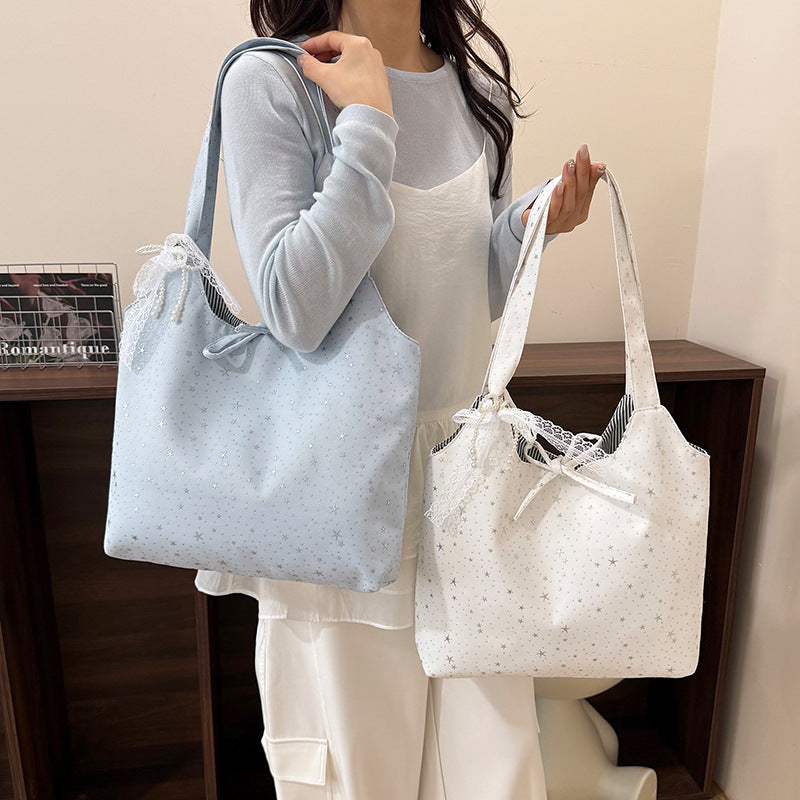 Stylische mit Sternen verzierte Schultertasche