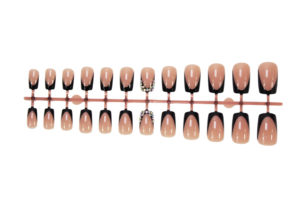 Kunstnagelset mit eleganten Schwarz-Spitzen und funkelnden Akzenten Karnz