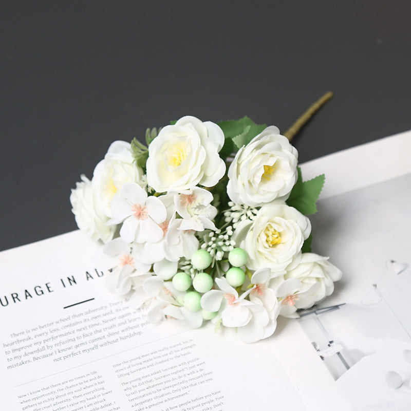Lebensechte Blumenarrangement