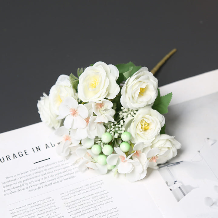 Lebensechte Blumenarrangement