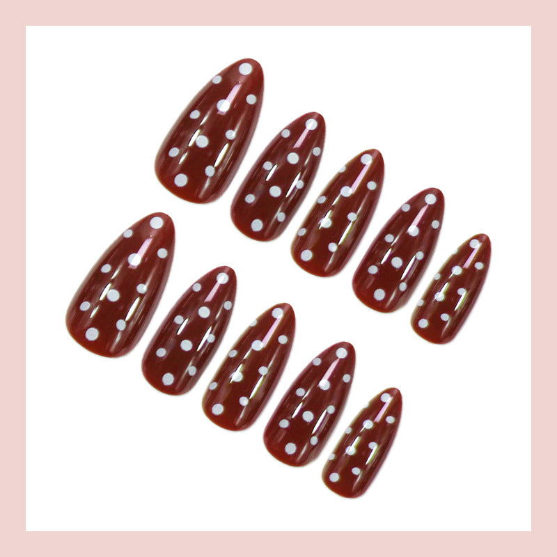 Kunstnagelset mit Polka-Dot Design und leichtem Aufkleber Karnz
