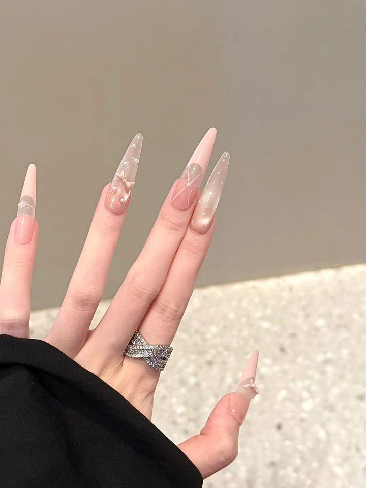 Künstlerisches Herzmuster Nagelkunstverlängerungen Karnz
