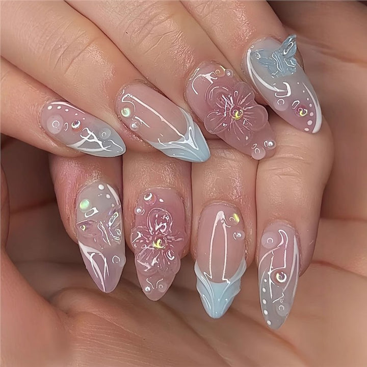 Dekorative Stiletto Press-On Nagelkunst mit floralen Akzenten Karnz