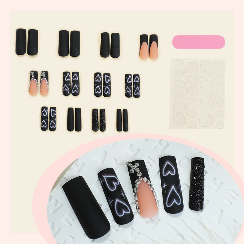 Kunstnagelset mit eleganten Glitzer- und Herzdesigns Karnz
