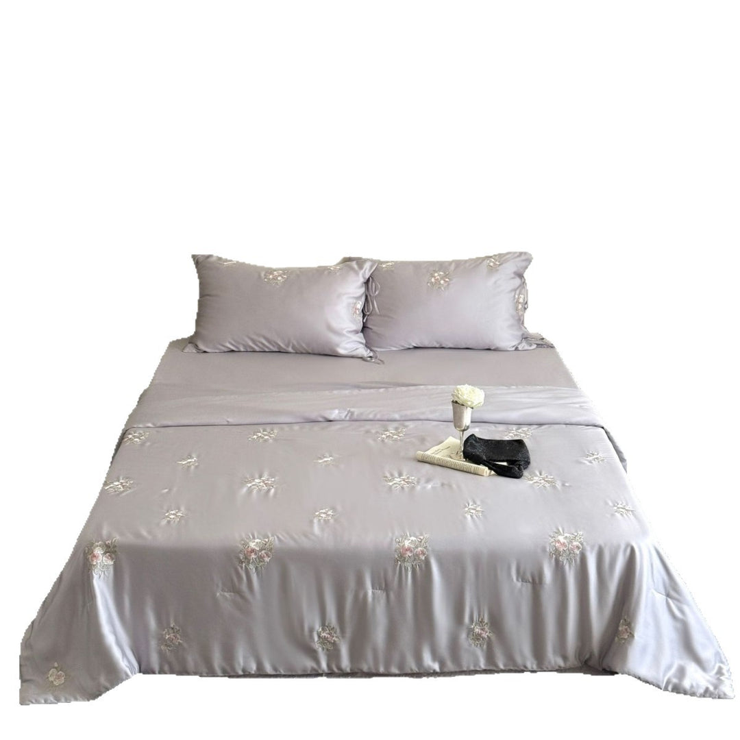 Luxuriöses besticktes Satin-Bettwäscheset mit Rosenmuster und Bändchenkissen