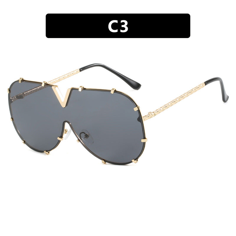 Damen oversized Schutzbrille im futuristischen Design Karnz