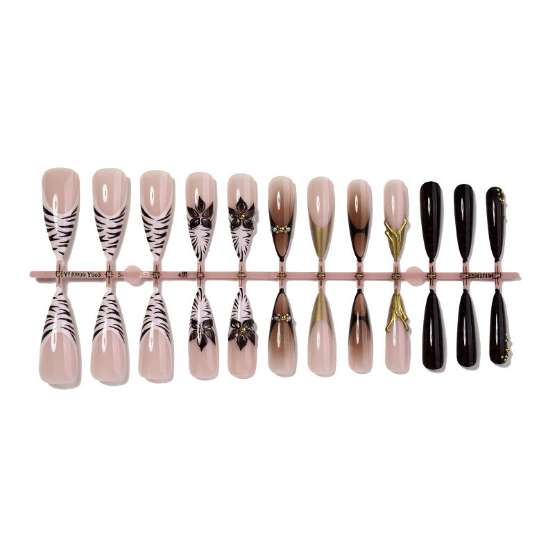 Künstlerisches Stiletto Press-On Nagelset mit kreativen Mustern Karnz