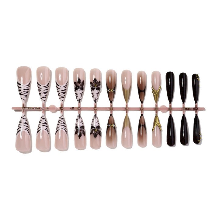 Künstlerisches Stiletto Press-On Nagelset mit kreativen Mustern Karnz