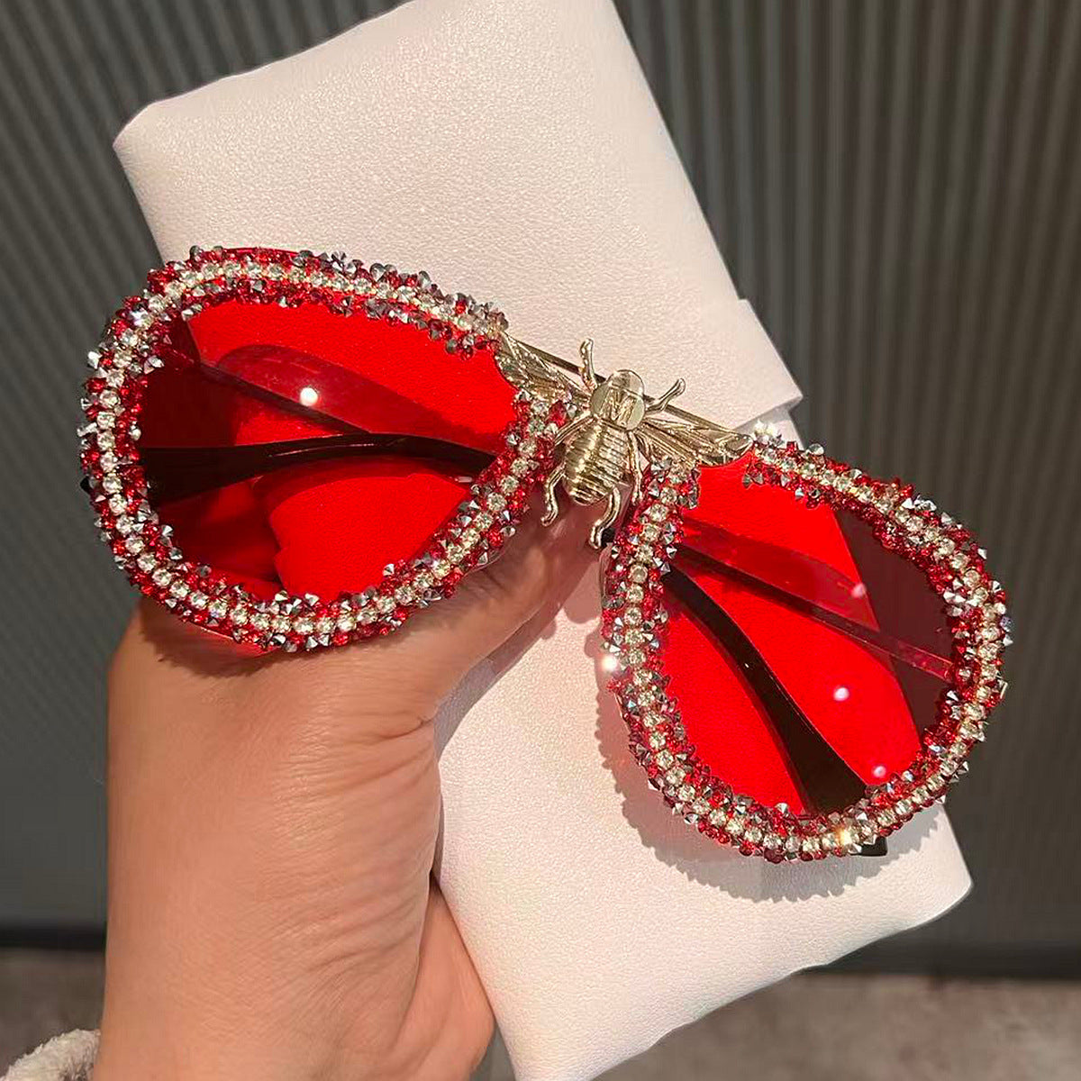 Damen Glamouröse Statement-Sonnenbrille mit einzigartigem Insektendesign Karnz