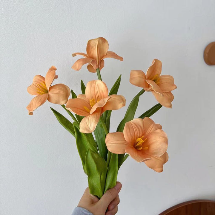 Realistischer Seidenblumenstrauß