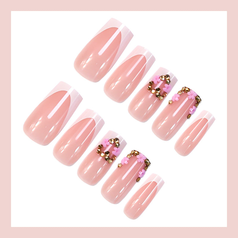 Kunstnagelset mit filigranen Blüten- und Glitzerakzenten Karnz