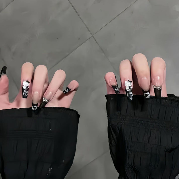 Glamouröse Kunstnagelspitzen mit 3D-Blüten- und Kristallverzierungen Karnz