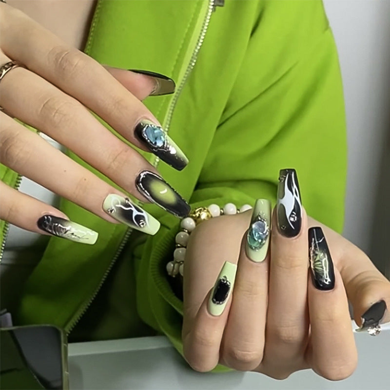 Kunstvolle Nagelverlängerungen mit einzigartigen Glitzerakzenten Karnz