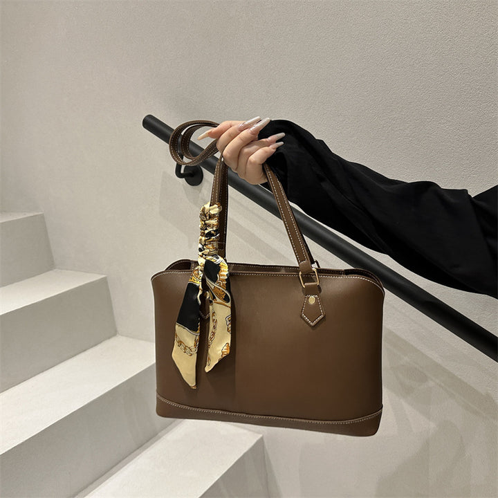 Elegante strukturierte Tragetasche mit dekorativem Schal Karnz