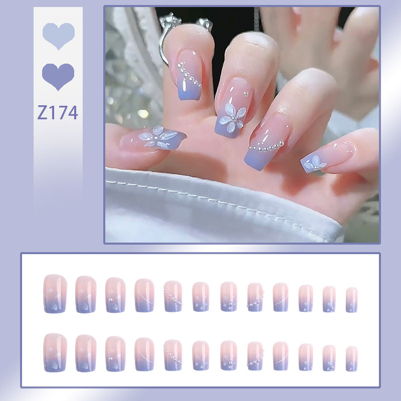 Kunstnagelset mit eleganten floralen Akzenten und Glitzerverzierungen Karnz
