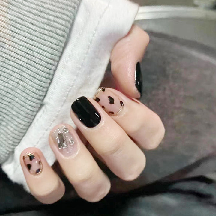 Kreatives Kunstnagelset mit eleganten Tierakzenten Karnz