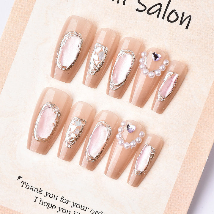 Künstlerisches Press-On-Nageldesign mit eleganten metallischen Akzenten