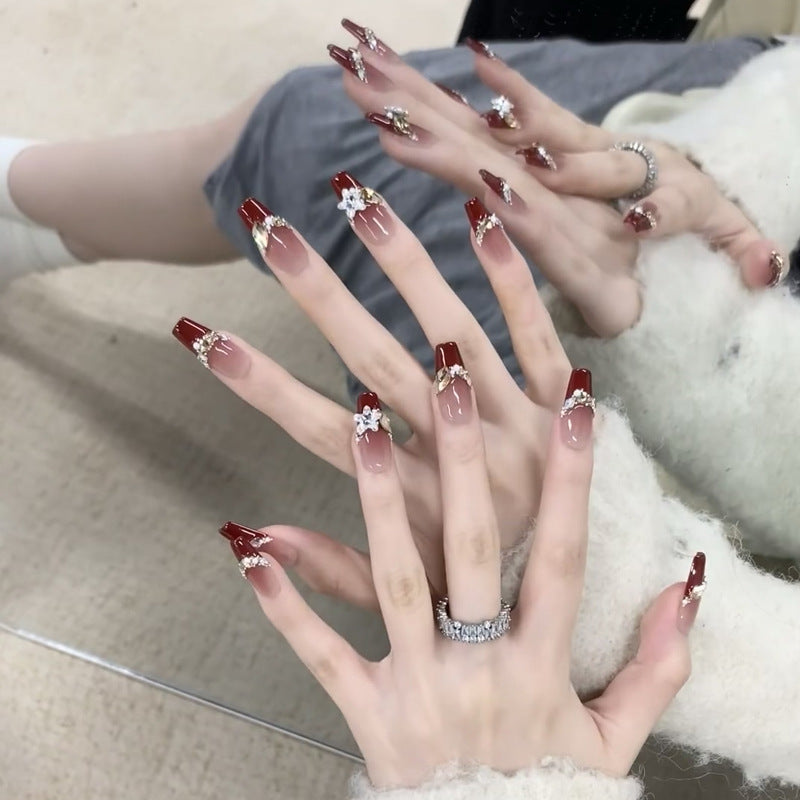 Kunstnagelset mit eleganten glitzernden Akzenten und romantischem Design Karnz