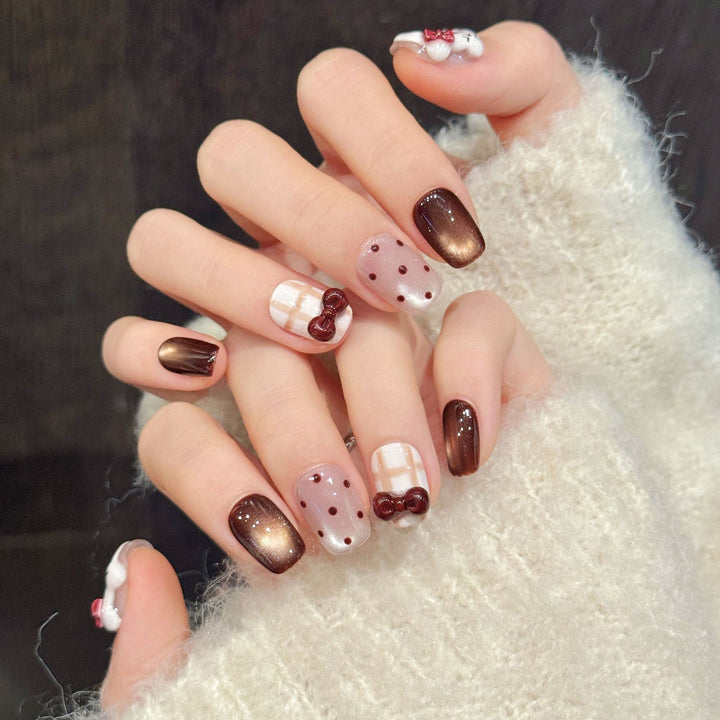 Künstlerisches thematisches Press-On-Nageldesign