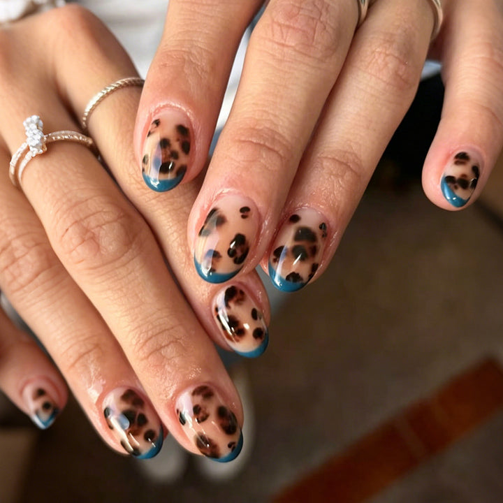 Kunstnagelset mit elegantem Leopardenmuster und buntem French-Tipp Karnz