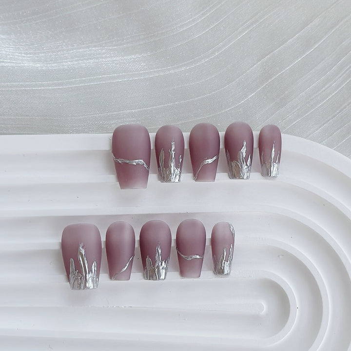 Elegante matte Drucknägel mit metallischen Details