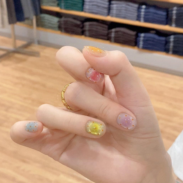 Glitzernde Kunstnagelspitzen Im Fröhlichen Design Karnz