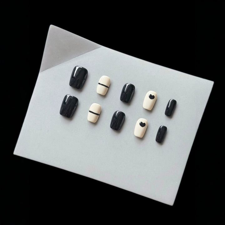 Elegantes Press-On Nagelkunst-Set mit modernem minimalistischen Design