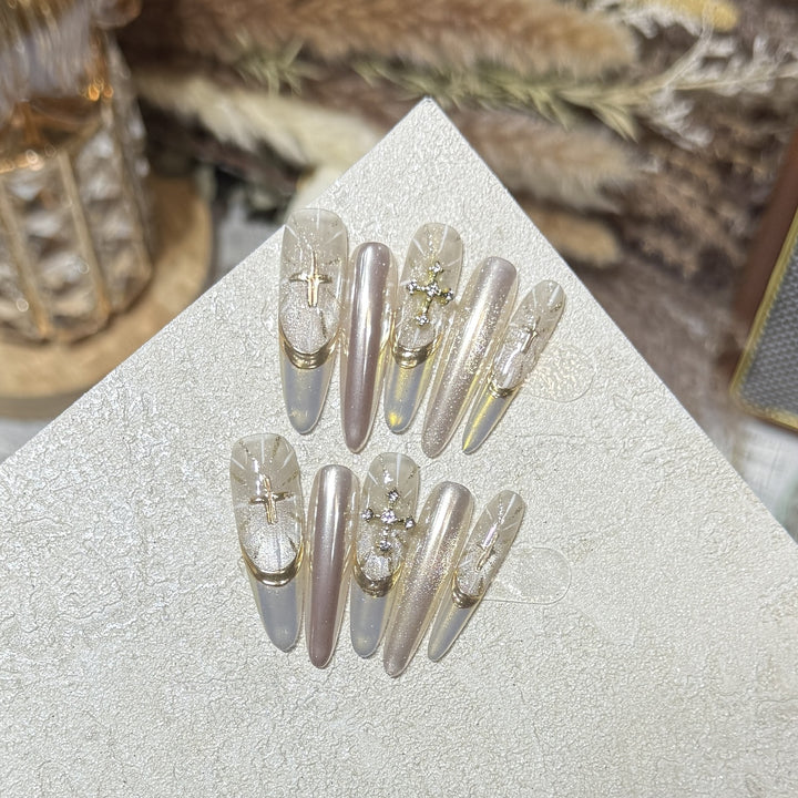 Glamouröse Stiletto Press-On Nail Set mit künstlerischen Akzenten Karnz