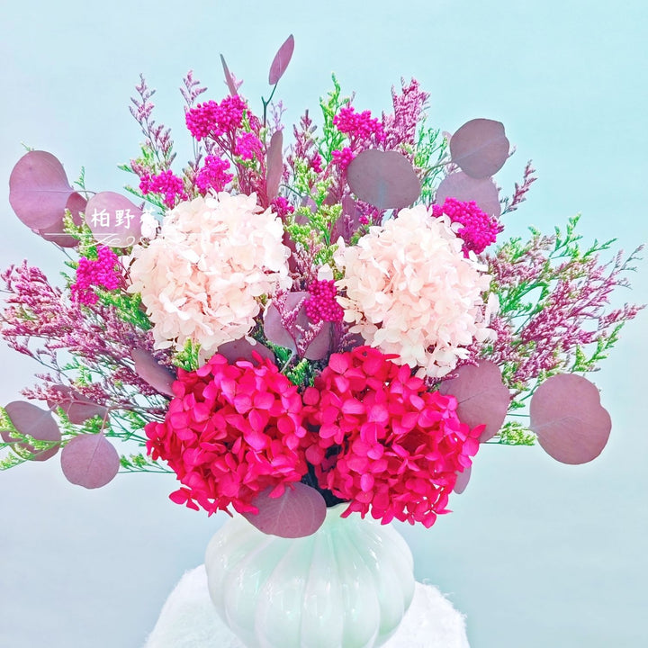 Trockenblumenstrauß mit Hydrangea- und Eukalyptus-Akzenten