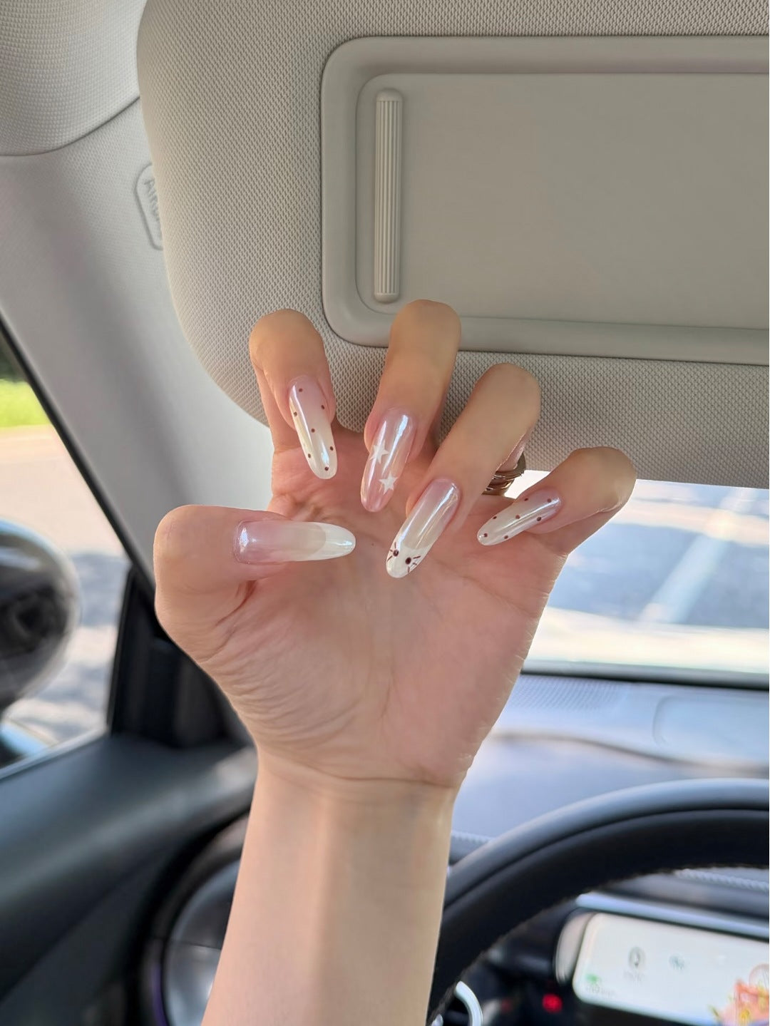 Elegantes Press-On Nagelkunst-Set mit detailliertem floralen Design
