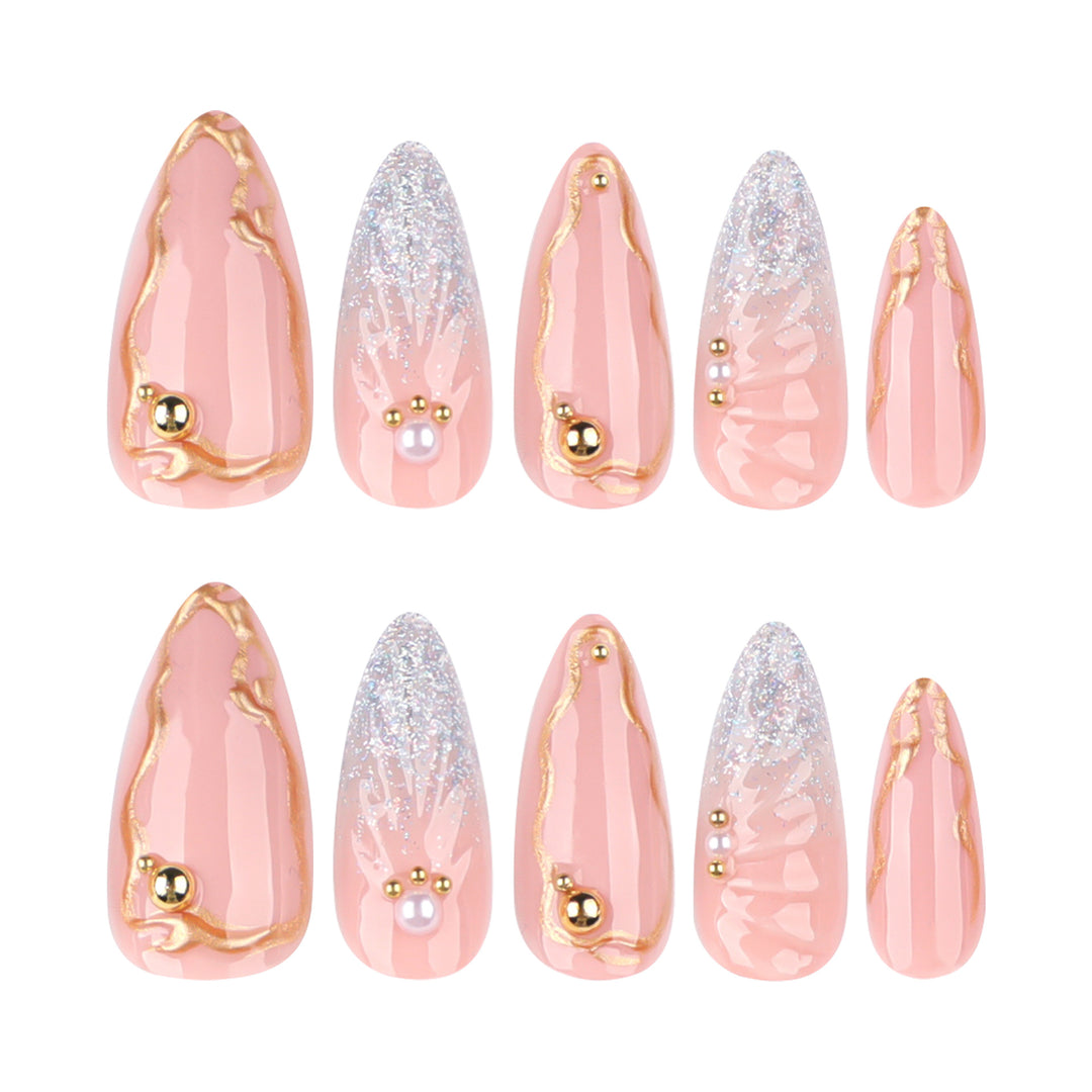 Kunstvolle Stiletto-Nägel mit elegantem Goldverzierungs-Design Karnz