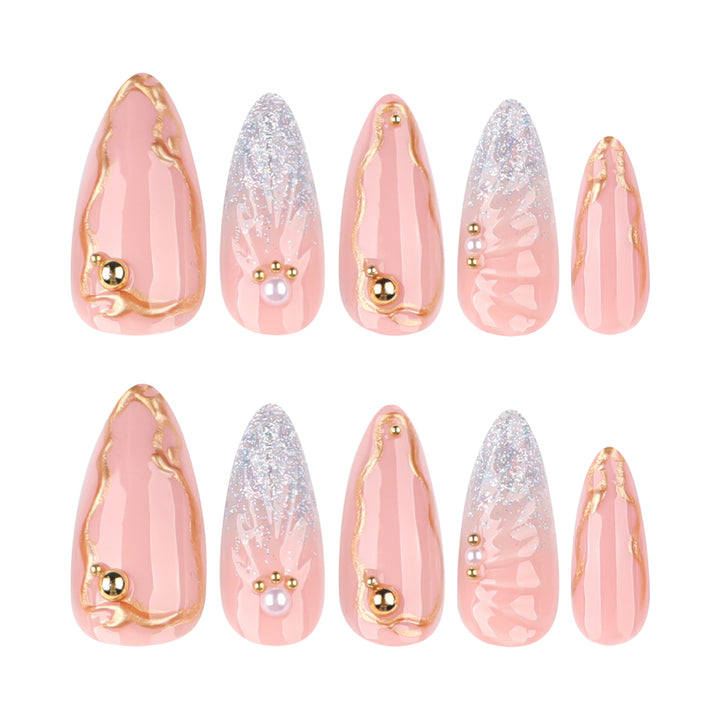 Kunstvolle Stiletto-Nägel mit elegantem Goldverzierungs-Design Karnz