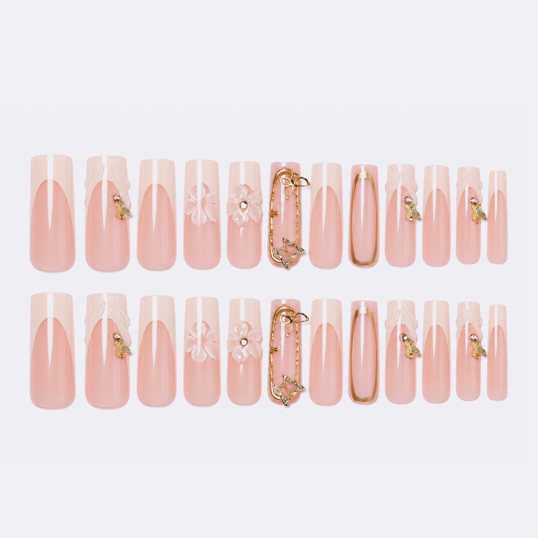 Kunstnagelset mit floralen Gravuren und eleganten Verzierungen Karnz