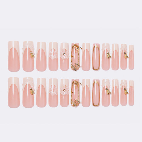 Kunstnagelset mit floralen Gravuren und eleganten Verzierungen Karnz