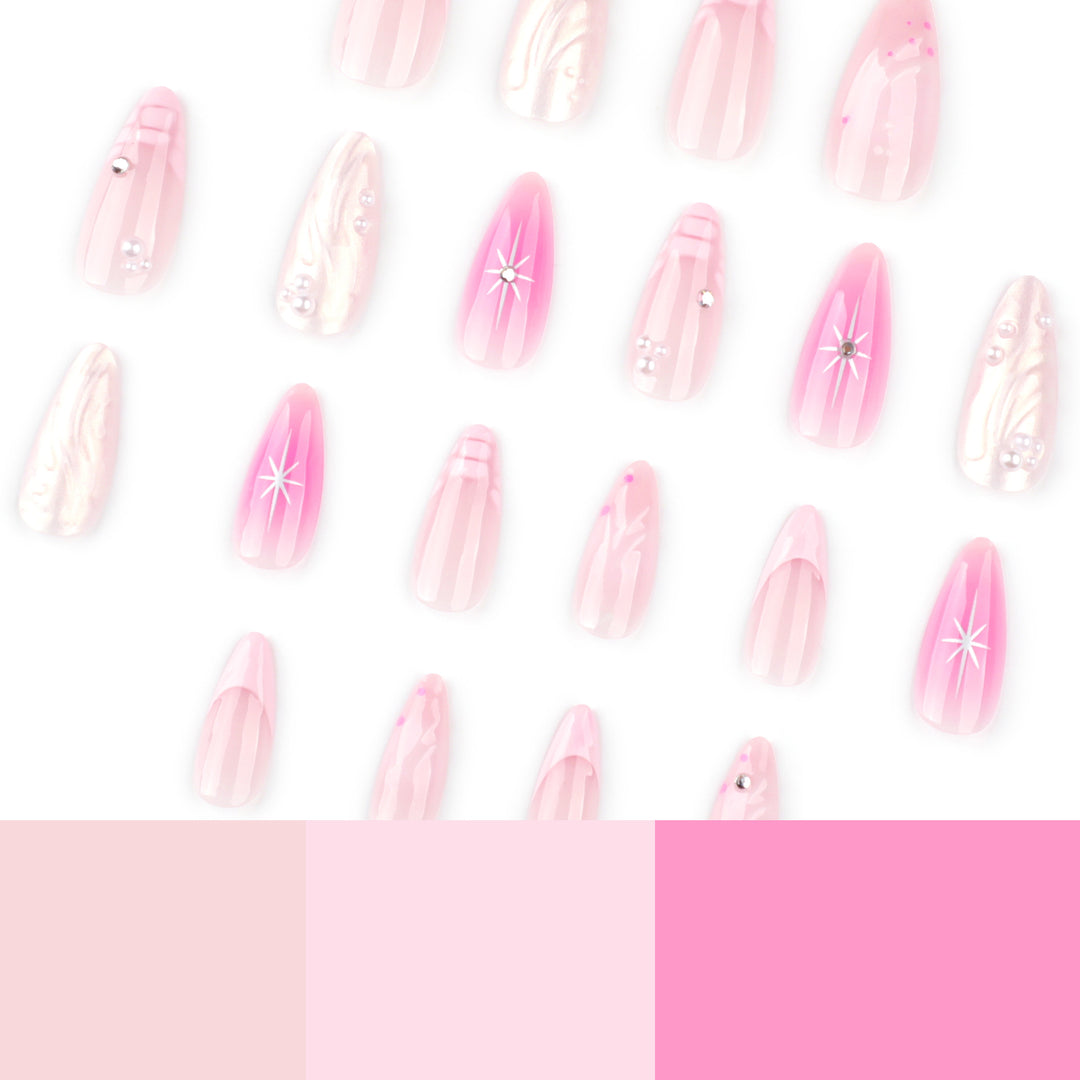 Kunstvolle Nagelverlängerungen mit Glitzer- und Muschelmotiven Karnz