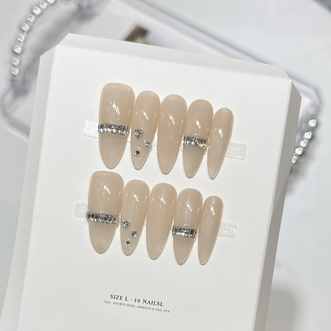 Glamouröse Stiletto Press-On Nägel mit Strassakzenten