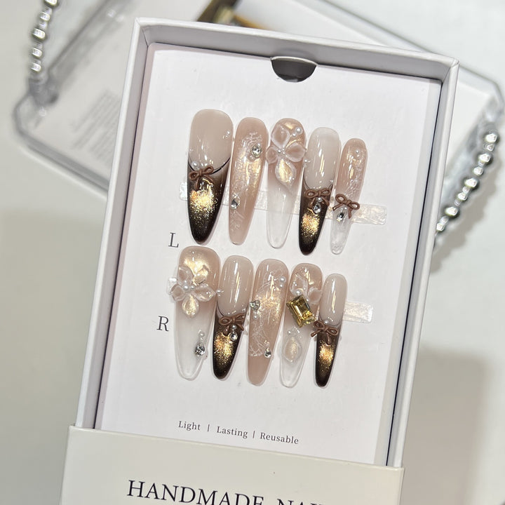 Dekoratives Press-On-Nagelkunst-Set mit floralen Akzenten