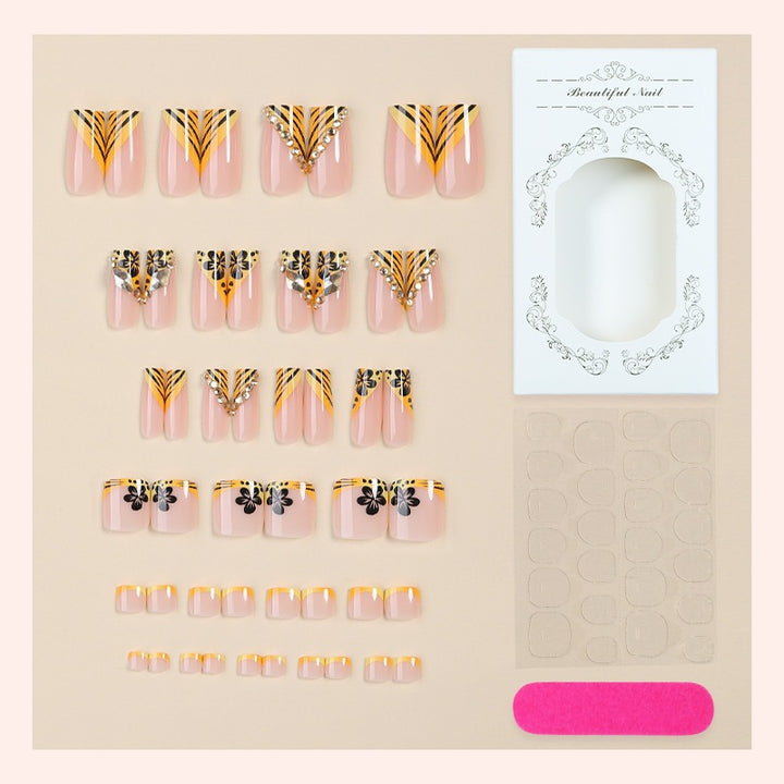 Künstliche Nail Art mit extravaganten Designs und Glitzerelementen Karnz