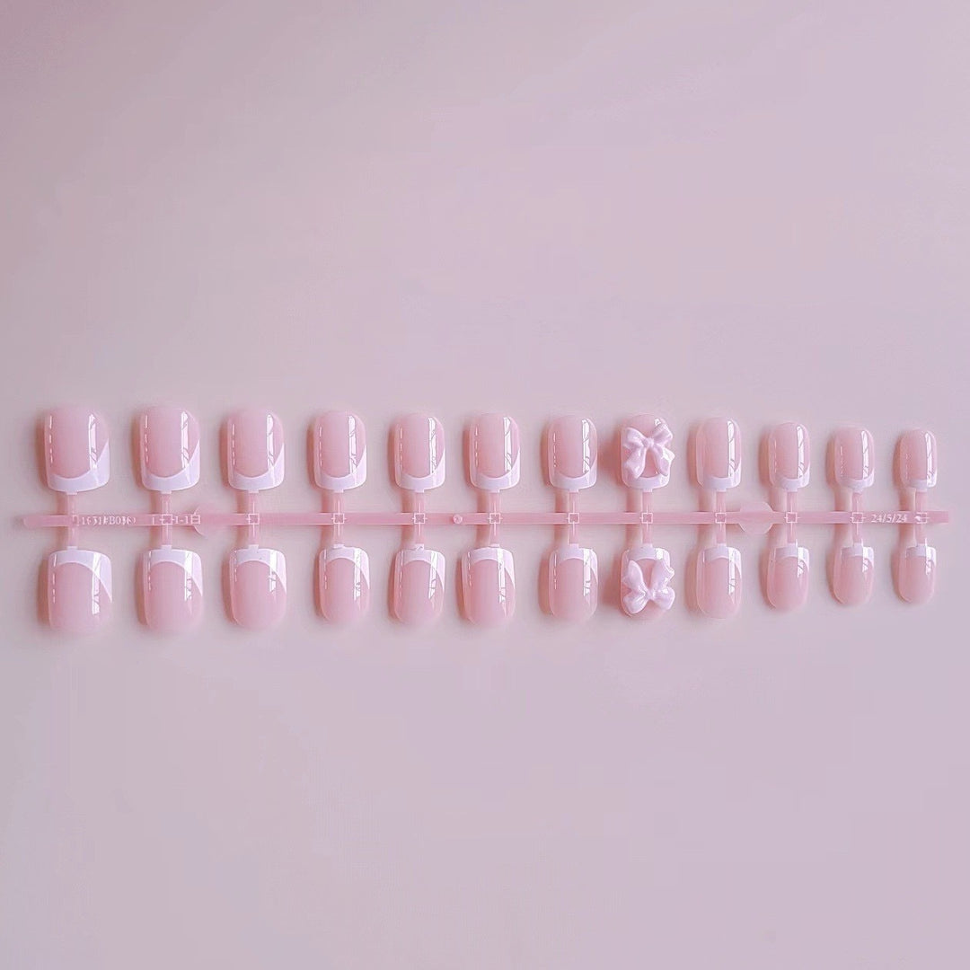 Kunstnagelset mit eleganten Spitzen und 3D Schleifenverzierungen Karnz