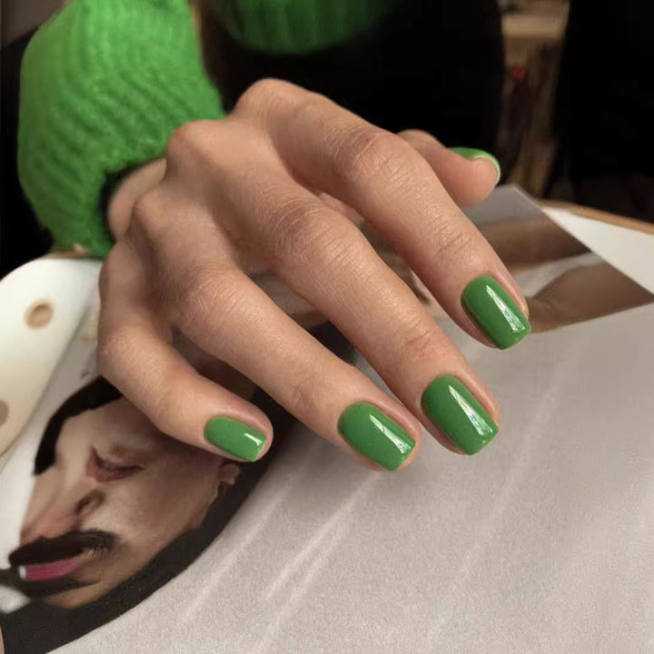 Glänzende Press-On-Nagelspitzen-Kollektion Karnz