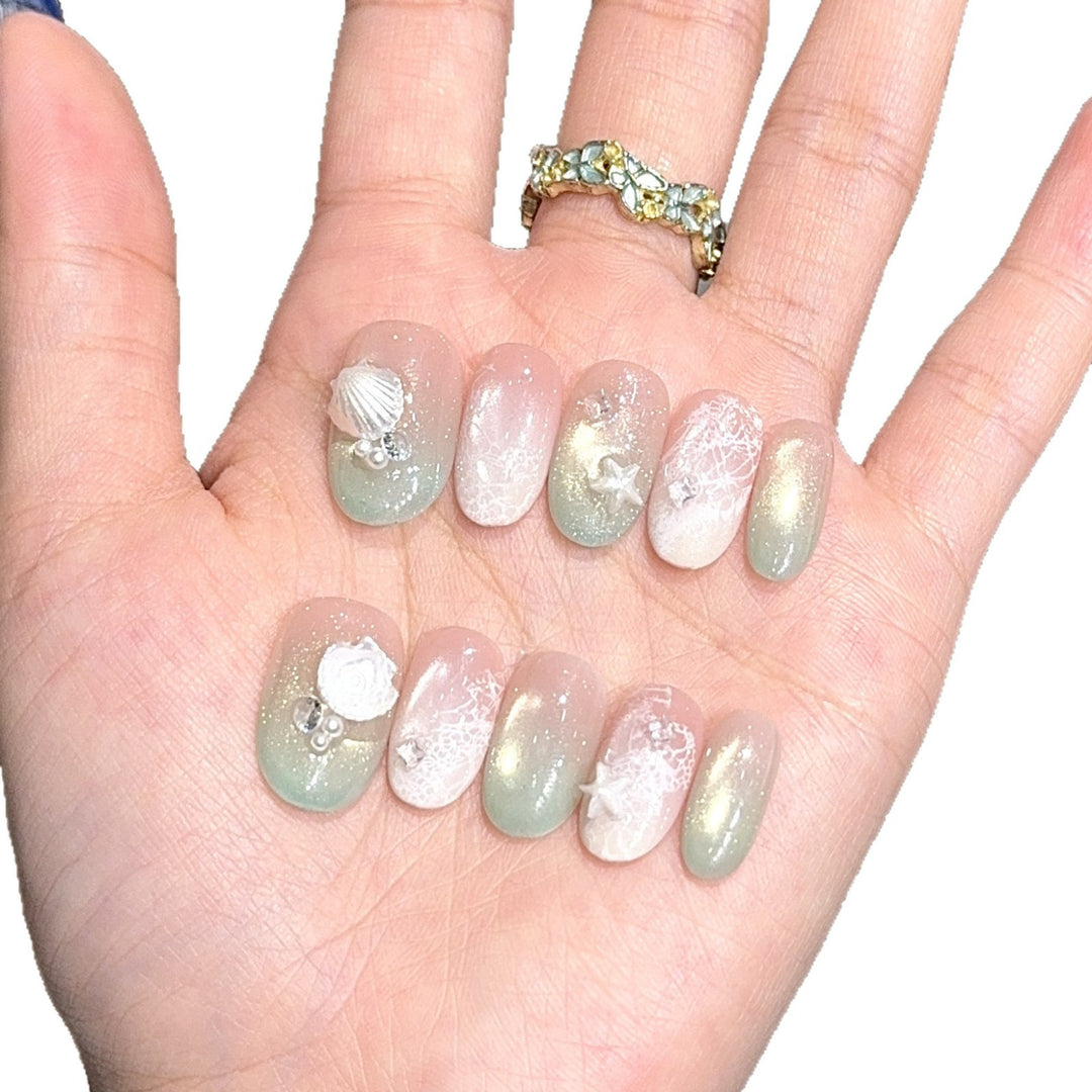 Künstliche Nagelspitzen mit Maritimem Design und Glitzereffekten Karnz