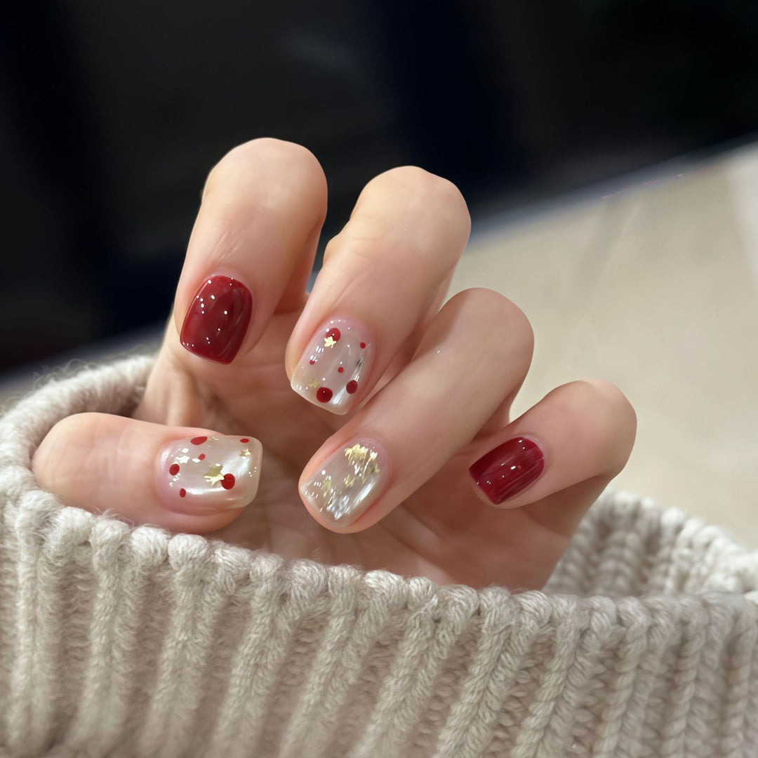 Kunstnagelset mit Funkelnden Glitzerdetails und Kreativen Motiven Karnz