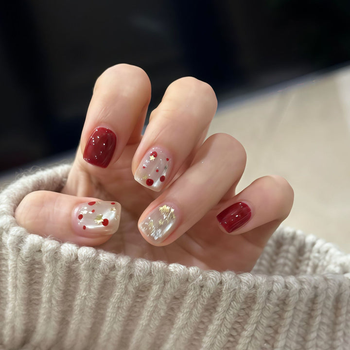 Kunstnagelset mit Funkelnden Glitzerdetails und Kreativen Motiven Karnz