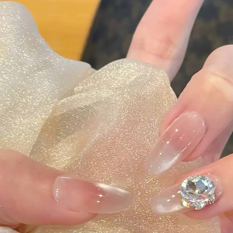 Elegante Kunstnagelspitzen mit Glitzerakzent Karnz