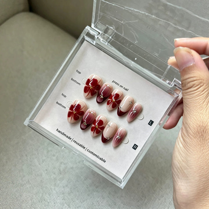 Künstlerisches Press-On-Nagelset mit floralen Akzenten  1791773083