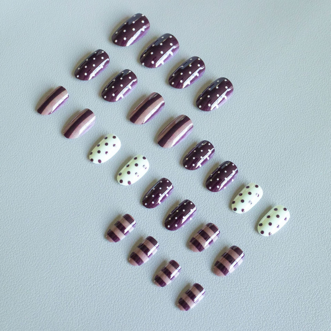 Künstlerisches Nagelkunstset mit Schokoladen- und Pünktchen-Designs