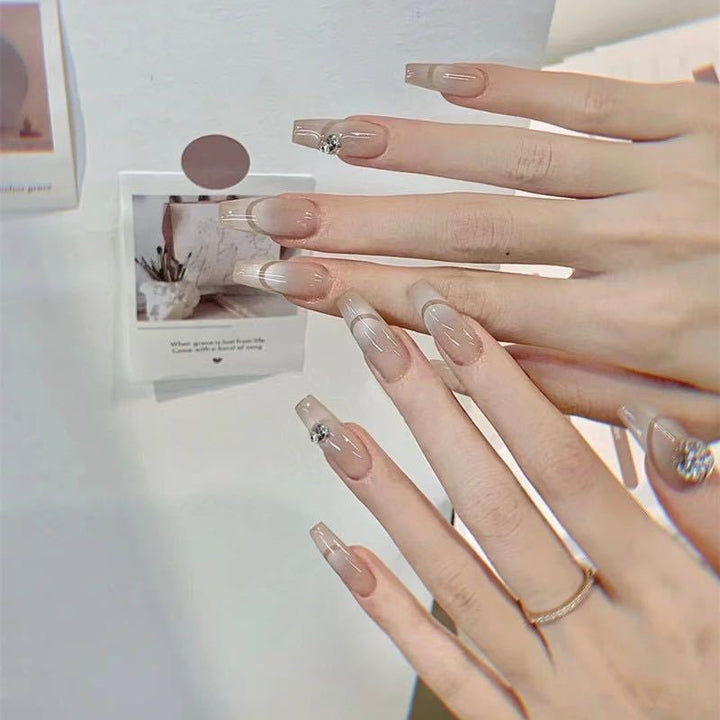 Kunstvolle French Tip Kunstnägel mit Strassakzenten Karnz