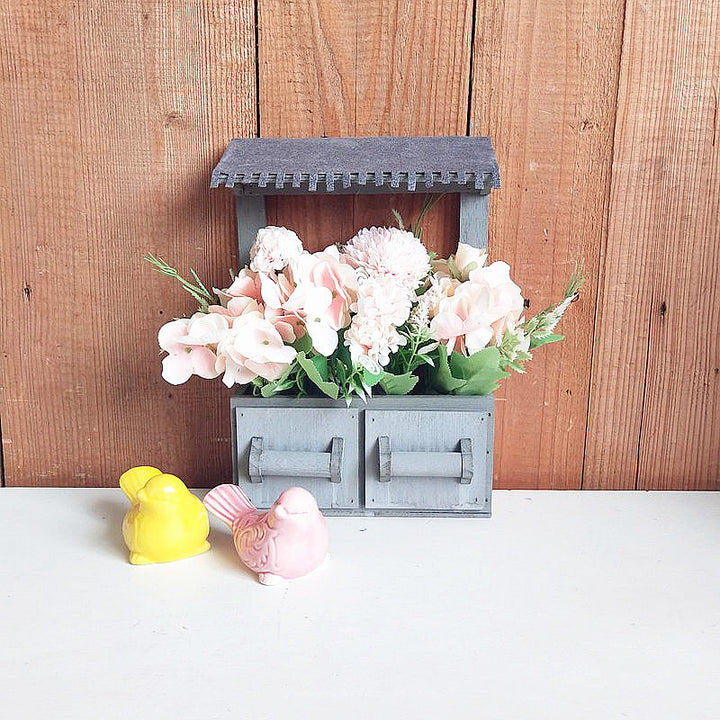 Dekorativer Blumentopf mit Dach